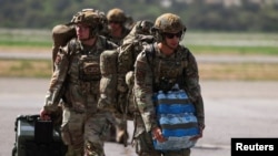Miembros de la Fuerza Aérea de los EE. UU. que colaborarán en la coordinación y entrega de suministros a zonas remotas afectadas por terremotos llegan al Aeropuerto Internacional Simón Bolívar, en Maiquetía.