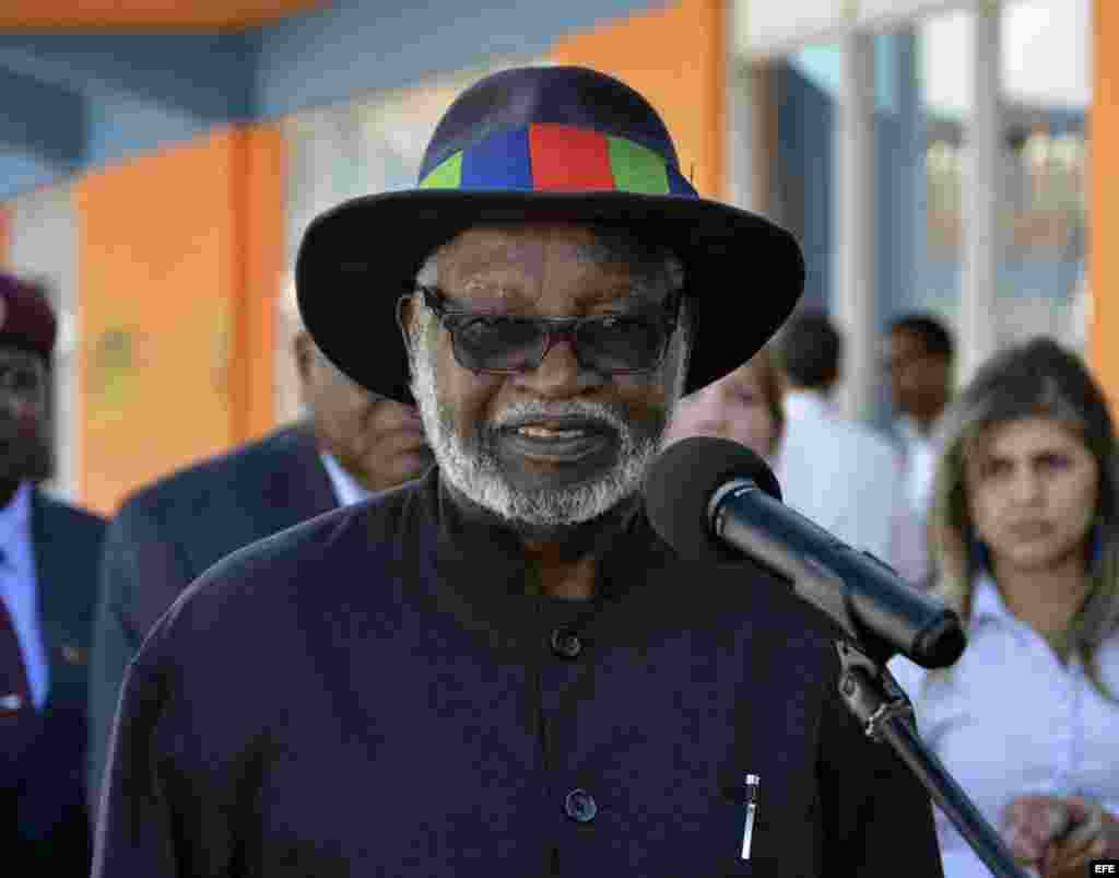 El expresidente de Namibia San Nujoma habla hoy, martes 29 de noviembre de 2016, tras su llegada a La Habana (Cuba)