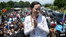 La líder opositora venezolana María Corina Machado agradece a sus seguidores en un mitin de campaña, en el estado de Zulia, en julio de 2024. (Raul Arboleda/AFP)