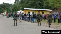 Grupo de 13 cubanos retenidos en aduana de Agua Caliente, Honduras.