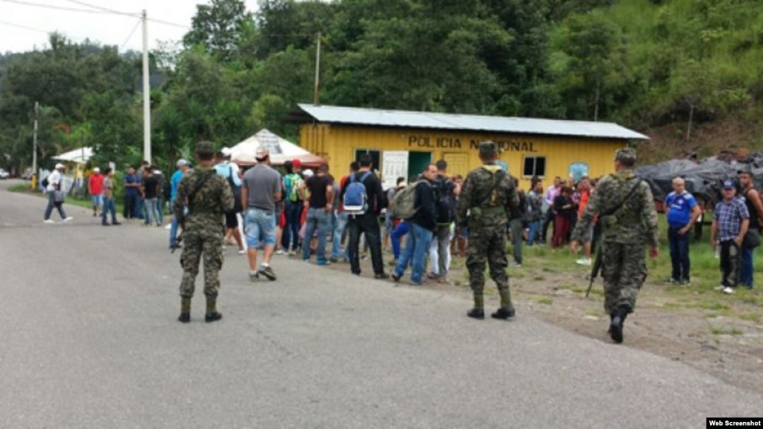 Migrantes arriban a la Aduana de Agua Caliente, Honduras. (Archivo)