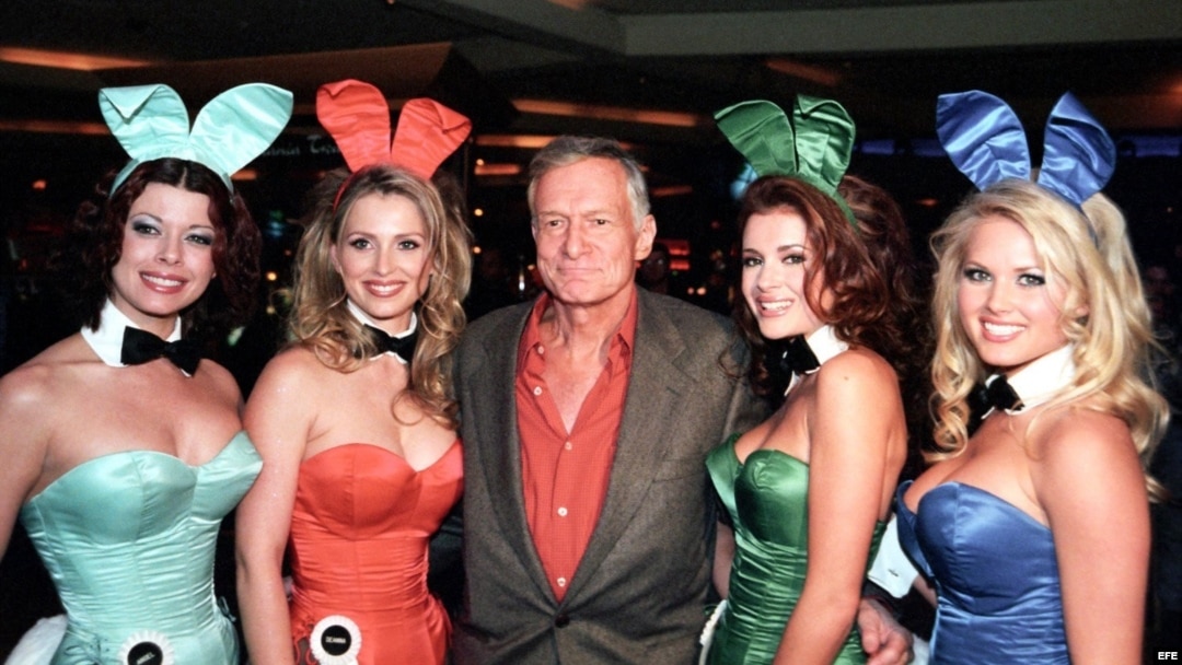 Fotografía de archivo del 1 de marzo de 2001 que muestra al fundador de la revista Playboy, Hugh Hefner (c), mientras posa para una fotografía junto con modelos en el hotel Hard Rock en Las Vegas. El fundador de la revista Playboy, Hugh Hefner, murió hoy 
