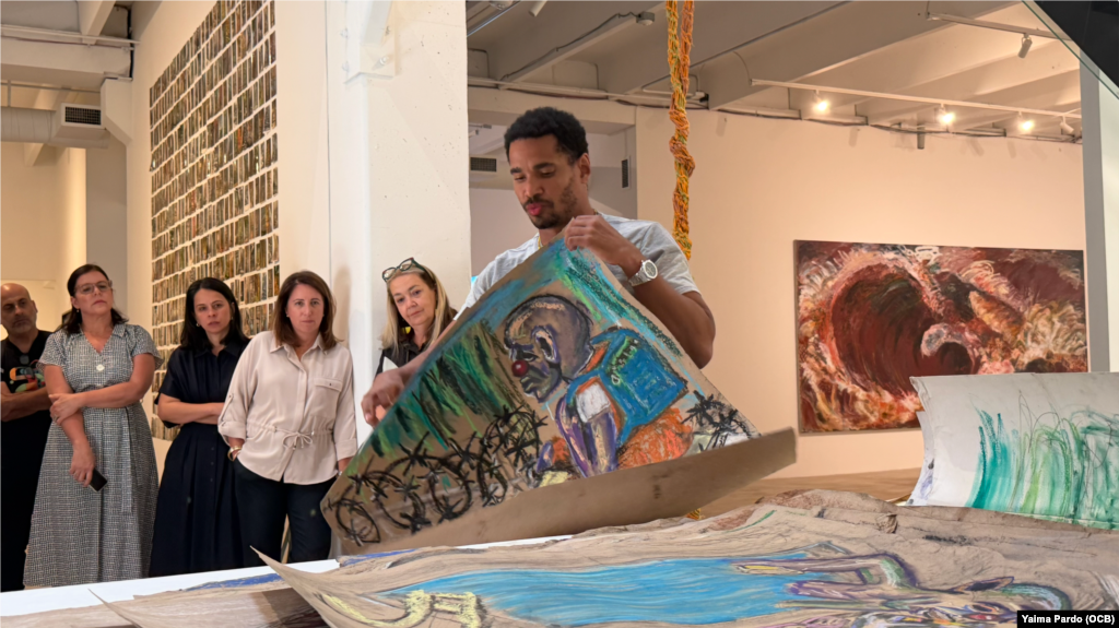 Luis Manuel Otero Alcántara muestra en Miami las obras que realizó durante los cinco años que permaneció en prisión en Cuba.