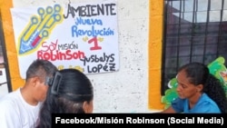 Maestros cubanos en Venezuela en la Misión Robinson.