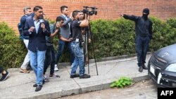 Agente de policía represiva acosa a periodistas en Caracas, Venezuela.