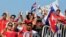 Cubanos residentes en Canadá animan a su equipo. 