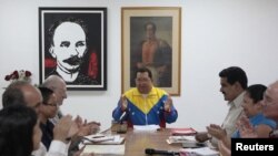Chávez en una reunión con sus ministros en La Habana.