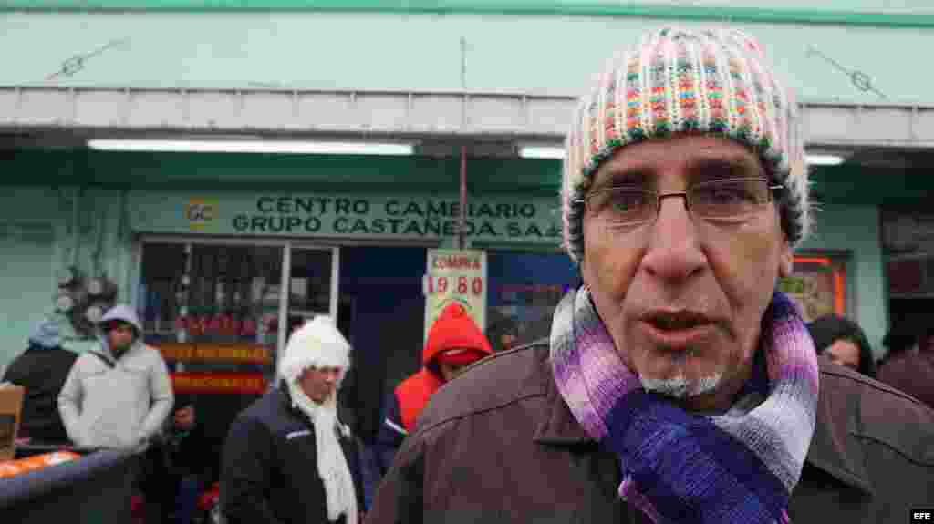 El cubano Hermes Cruz espera en la línea fronteriza de Nuevo Laredo (México) con territorio estadounidense este lunes 30 de enero de 2017. Para Hermes Cruz, quien radicó en Holguín, es "bastante triste que regresen a un cubano a la isla". Decenas de cuban