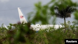 Un avión del gobierno de EE. UU. circula por la pista antes de despegar en el Aeropuerto Internacional José Martí de La Habana, Cuba, el 14 de mayo de 2026. REUTERS/Norlys Perez