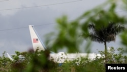 Un avión del gobierno de Estados Unidos rueda por la pista antes de su partida en el Aeropuerto Internacional José Martí, en La Habana, Cuba, el 14 de mayo de 2026. REUTERS/Norlys Perez
