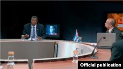 Christian Jiménez, (izq.) presidente del Instituto Nacional de Deporte, Educación, Física y Recreación en la Mesa Redonda.