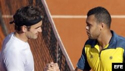 Jo-Wilfried Tsonga (d) es felicitado por Roger Federer, tras el partido de cuartos de final del torneo de Roland Garros ganado por el francés. 