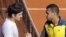 Jo-Wilfried Tsonga (d) es felicitado por Roger Federer, tras el partido de cuartos de final del torneo de Roland Garros ganado por el francés. 