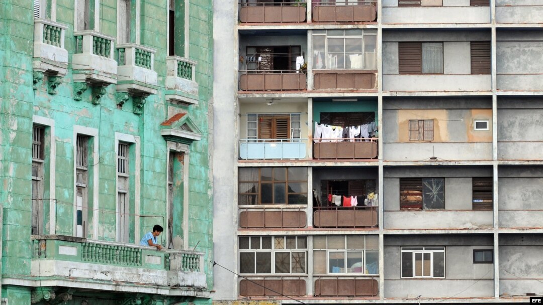 Vista de dos edificios de La Habana. 