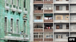 Vista de dos edificios de La Habana. 