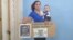 Nelva Ismarays Ortega, con su bebé en brazos y un cartel exigiendo la libertad de su esposo. (Katherine Mojena/CubaNet)