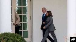 FOTO ARCHIVO. La vicepresidenta Kamala Harris, derecha, y el presidente Joe Biden caminan por la columnata hacia la Oficina Oval de la Casa Blanca, el 10 de febrero de 2023, en Washington. (Foto AP/Alex Brandon)