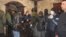 Militares en la sede regional del Ministerio del Interior, rodeados por manifestantes prorrusos en Donetsk, Ucrania