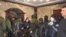 Militares en la sede regional del Ministerio del Interior, rodeado por manifestantes prorrusos en Donetsk, Ucrania