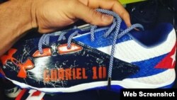 Los zapatos de Yulieski Gurriel.