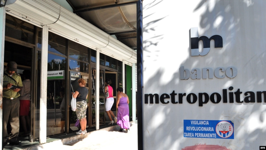 Varias personas ingresan a la sede de un banco en La Habana (Cuba). 