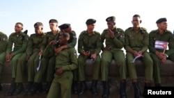 Militares cubanos durante una manifestación 