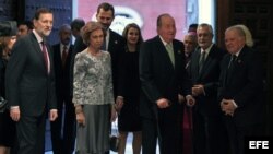 Los reyes de España, don Juan Carlos y doña Sofía, acompañados por los príncipes de Asturias, el presidente del Gobierno español, Mariano Rajoy.