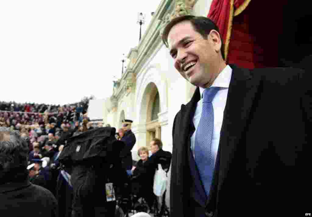 El senador estadounidense Marco Rubio llega al Capitolio para asistir a la ceremonia de investidura de Donald J. Trump como 45º presidente de los Estados Unidos.