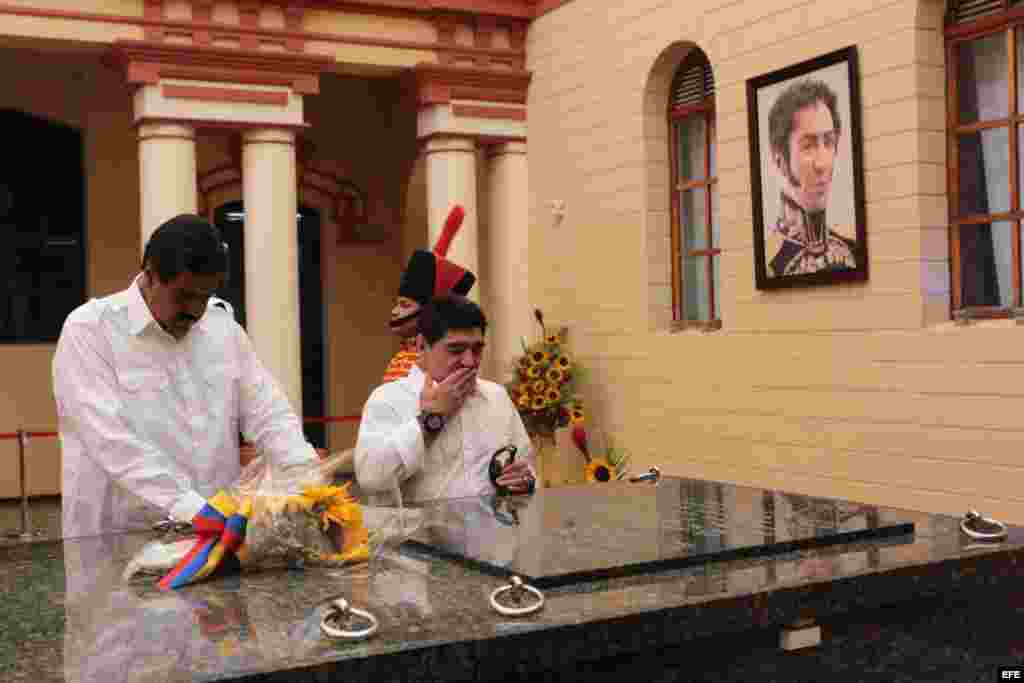 El ex futbolista argentino Diego Maradona (d) junto al presidente encargado de Venezuela, Nicol&aacute;s Maduro (i), visitando la tumba del fallecido presidente de Venezuela Hugo Ch&aacute;vez.
