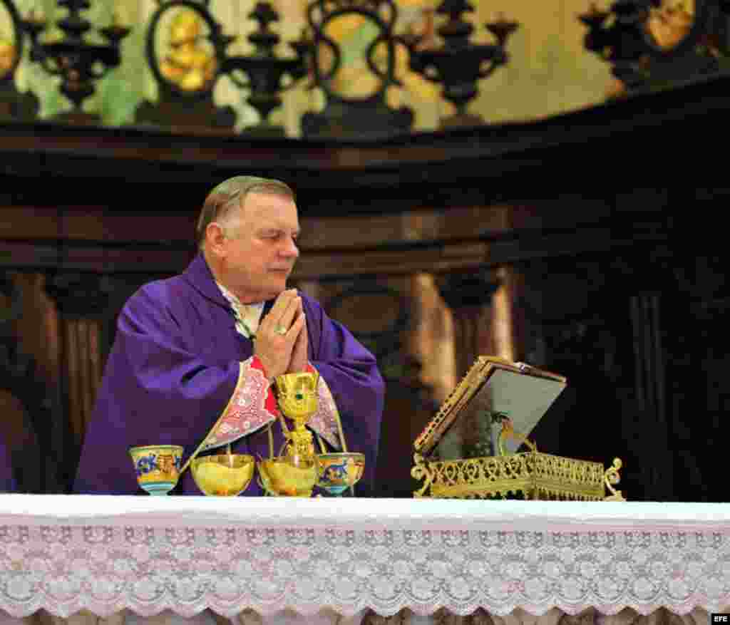 El arzobispo de Miami, Thomas Wenski, oficia una misa en la Catedral de La Habana, Cuba, el martes 27 de marzo de 2012. 