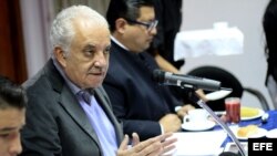  El fiscal general de Ecuador, Galo Chiriboga (c), informó que 96 personas fueron sentenciadas en el país por los hechos ocurridos el 30 de septiembre de 2010. 