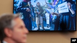 El secretario de Estado Antony Blinken, con una fotografía de Afganistán de fondo, durante una audiencia del Comité de Asuntos Exteriores de la Cámara de Representantes, en el Capitolio, en Washington. (AP/Jacquelyn Martin)