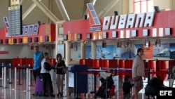 Varias personas caminan por la terminal 1 del aeropuerto José Martí de La Habana (Cuba). 