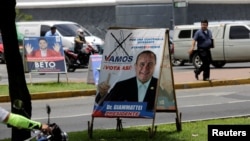 Un anuncio muestra al candidato presidencial de Guatemala Alejandro Giammattei, por el Partido 'VAMOS', para los comicios del 16 de junio de 2019. (REUTERS).