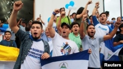 Prisioneros políticos arrestados por participar en las protestas contra Daniel Ortega tras un servicio religioso por su liberación, en Masaya, Nicaragua. 