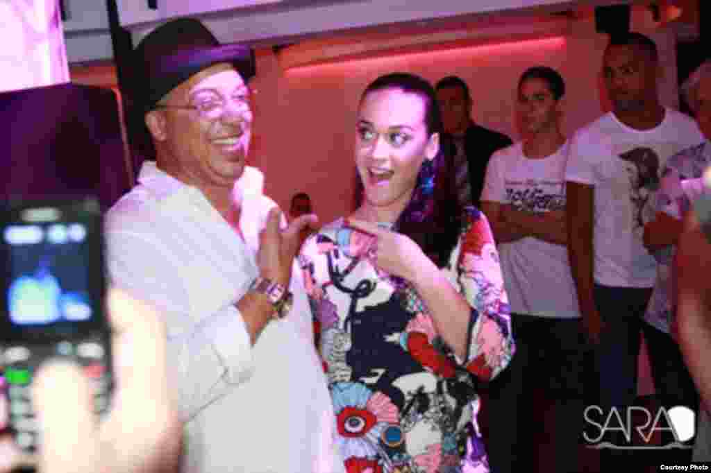 Katy Perry junto al cantante cubano Isaac Delgado en el Sarao&acute;s Bar de La Habana.