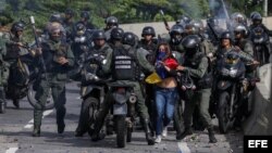 La Guardia Nacional Bolivariana se enfrenta a manifestantes durante el "trancazo" de diez horas contra la "dictadura".