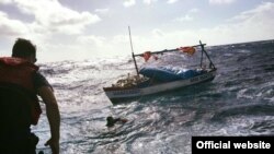 Guardia Costera rescata a dos cubanos. Foto Guardia Costera