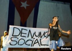 En una presentación el rapero Papá Humbertico critica los arrestos policiales y la discriminación racial en Cuba, en el Festival de Rap del 2002.