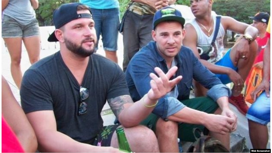 (i-e) Yonder Alonso y Danny Valencia, comparten con los miembros de la Peña Deportiva MLB.
