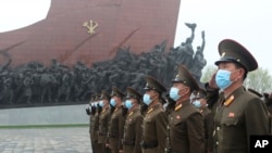Soldados en la capital de Corea del Norte el 15 de abril de 2023. (AP Foto/Cha Song Ho).