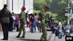 Integrantes del ejército colombiano patrullan las calles un día antes de las elecciones presidenciales. 