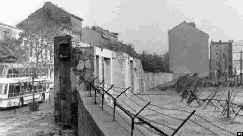 Fotografía de archivo tomada el 22 de agosto de 1965 que muestra el muro de Berlín en la calle Bernauer en Berlín (Alemania). 