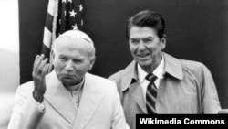 Ronald Reagan junto al Papa Juan Pablo II.