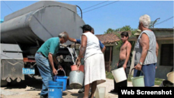 Unas 70.000 personas reciben en Santiago de Cuba el agua por pipas.