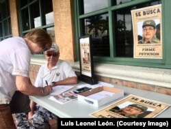 Una cubana firma en el restaurante "La Carreta"de Miami contra Raúl Castro.