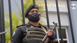 Un agente de seguridad pública en las afueras del tribunal electoral en Nicaragua. Foto: Houston Castillo/VOA