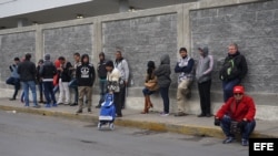 Cubanos en la línea fronteriza de Nuevo Laredo (México) con territorio estadounidense el 30 de enero de 2017.