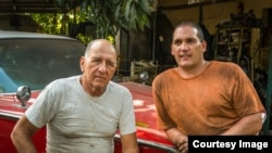 Nunca de dejes de grabar a los personajes, uno de los consejos para filmar en Cuba.