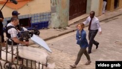 Bell y Cheadle filman una escena del capítulo "No es fácil" de "House of Lies" en La Habana Vieja. (Showtime)